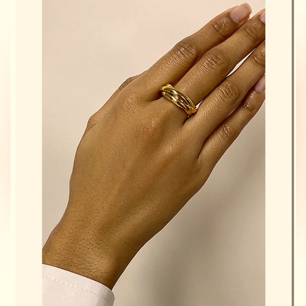 NWOT Interlinked Ring set - Gold